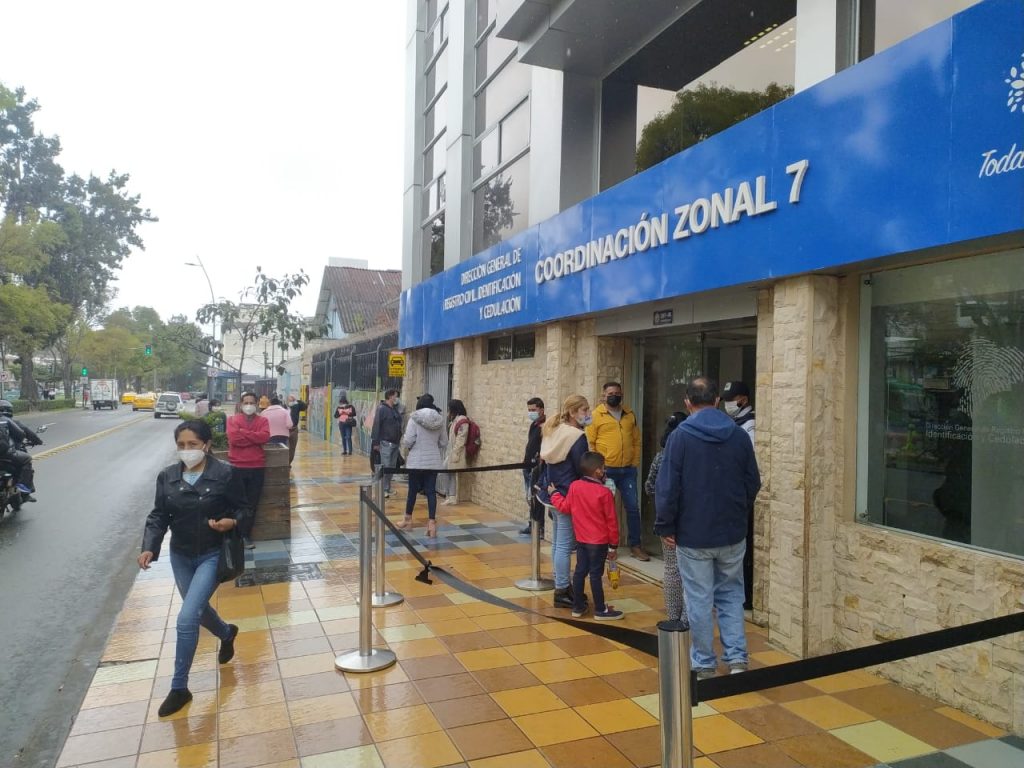 Los usuarios esperan en los exteriores del Registro Civil de Loja hasta que llegue su turno para tramitar el documento.