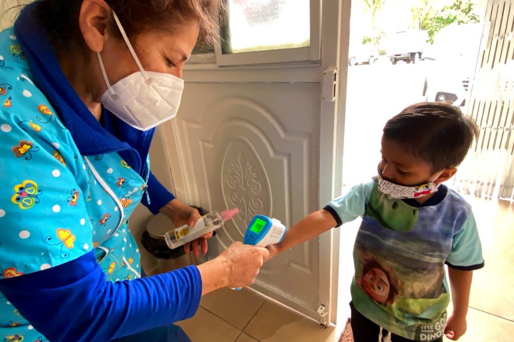 Los estudiantes acuden cumpliendo los protocolos de bioseguridad.