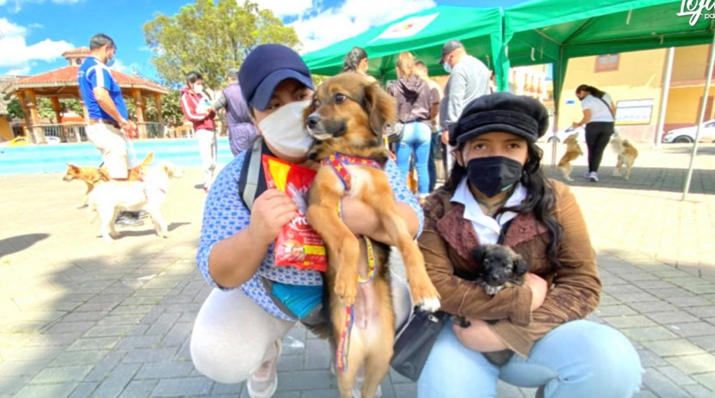 Varias personas ofrecen una nueva vida a las mascotas.