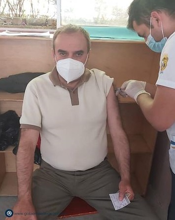 El burgomaestre recibió la vacuna en el brazo izquierdo.