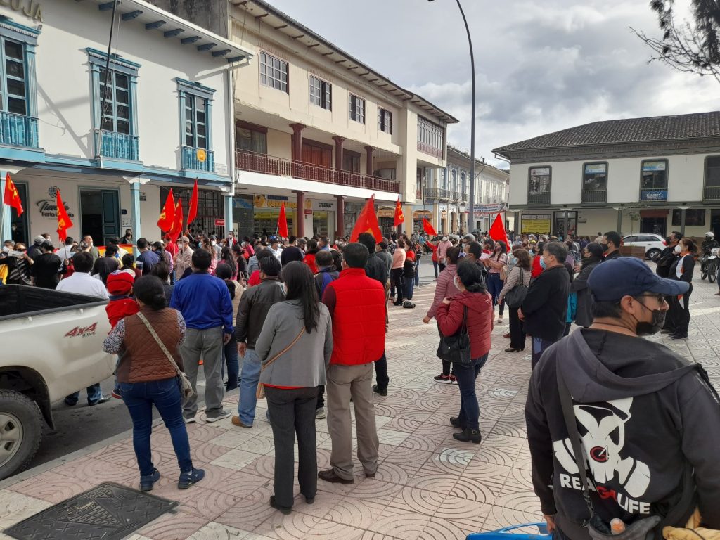 Los maestros se congregaron en los exteriores de la Gobernación de Loja la tarde de este jueves 29 de julio. (Foto: Facebook Unidad Popular Loja)