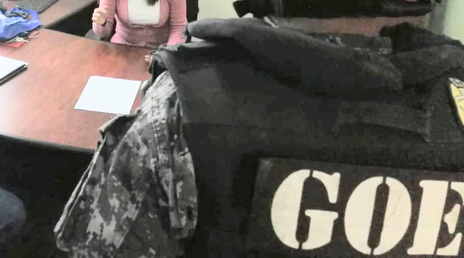 Los policías del GOE resguardaron a la autoridad judicial.