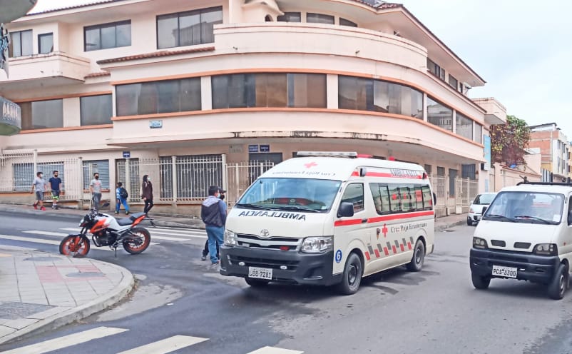 El conductor de la motocicleta fue chequeado por los paramédicos.