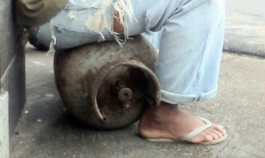 La bombona de gas se lleva de una casa a la que ellos ingresaron a la fuerza. (Fotografía referencial)