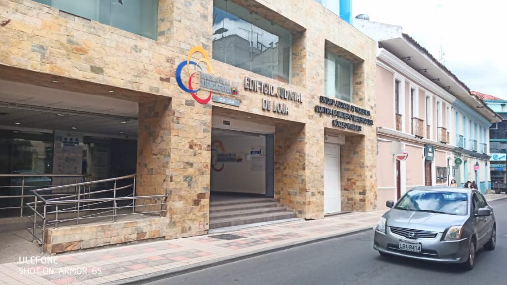 En una de las salas de la Corte de Justicia de Loja se informó el veredicto condenatorio.
