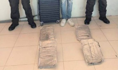 El ciudadano llevaba la droga en una mochila.