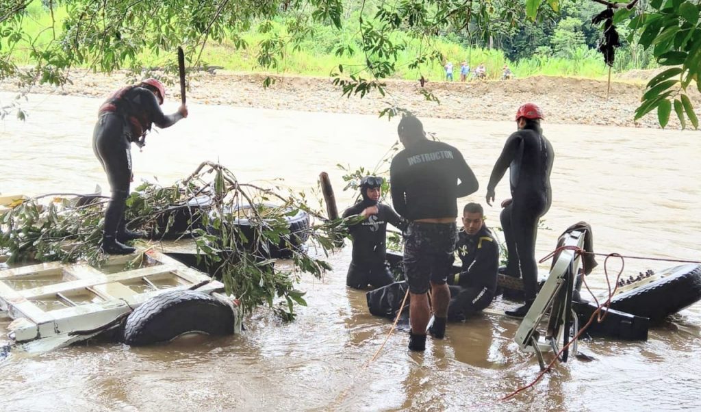 Con el equipo de buceo los policías del GOE buscan a Ángel C. en el río Zamora.