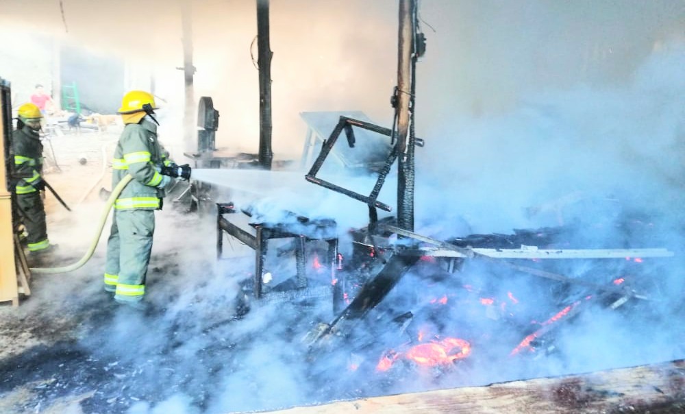 Tras dos horas de labores el incendio fue controlado.