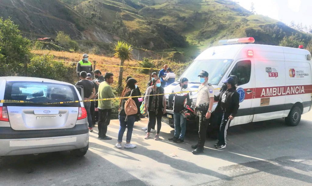 En la vía Santiago-Loja, a cinco minutos antes de llegar al puente de ese sector, ocurrió un accidente de tránsito que a decir del Servicio Integrado de Seguridad ECU-911 dejó algunas personas heridas.
