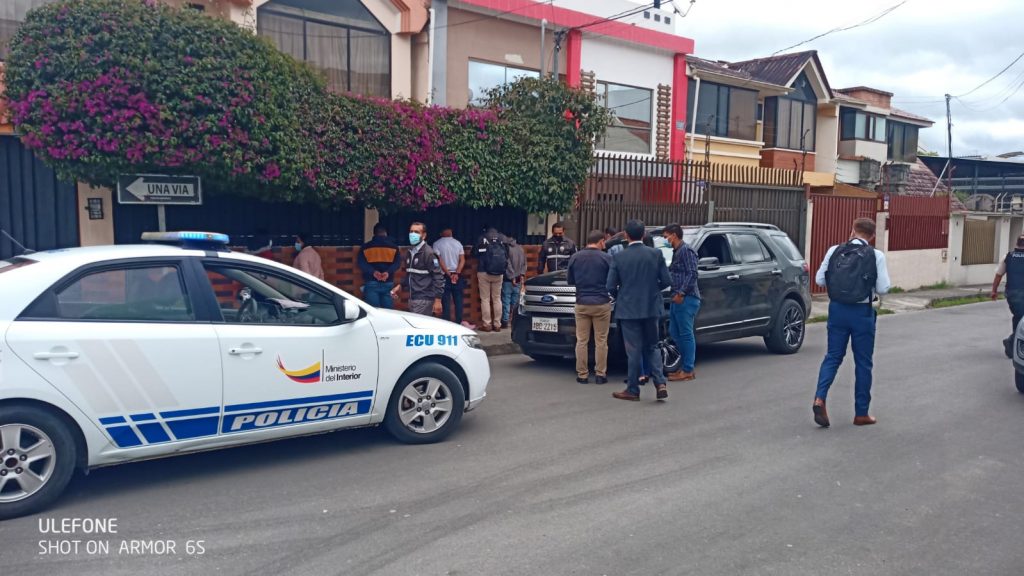 En una esquina de la Ciudadela El Recreo se interceptó a los malhechores que se movilizaban en un vehículo.