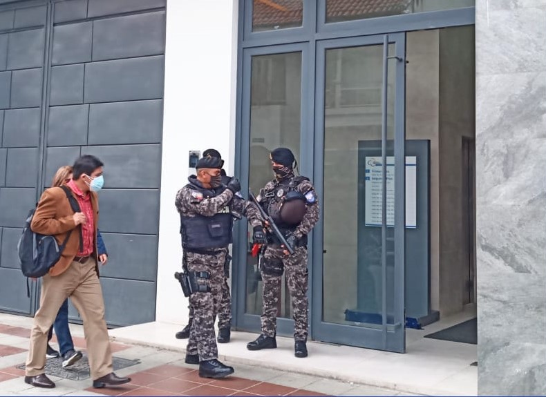 Luis Silva Aguilar acudió al edificio judicial para intervenir personalmente en la audiencia.