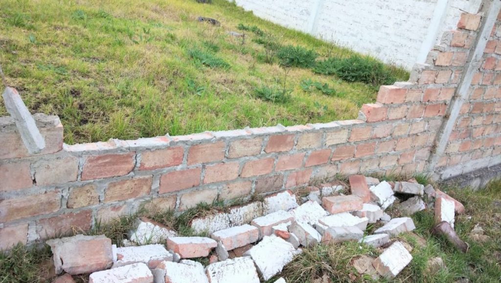 Los malhechores habrían ingresado por la parte posterior del establecimiento en donde estaba destruido el muro.