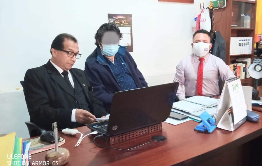 Los abogados Ángel Toledo Toledo y Filiberto Jiménez González, junto a la presunta víctima.