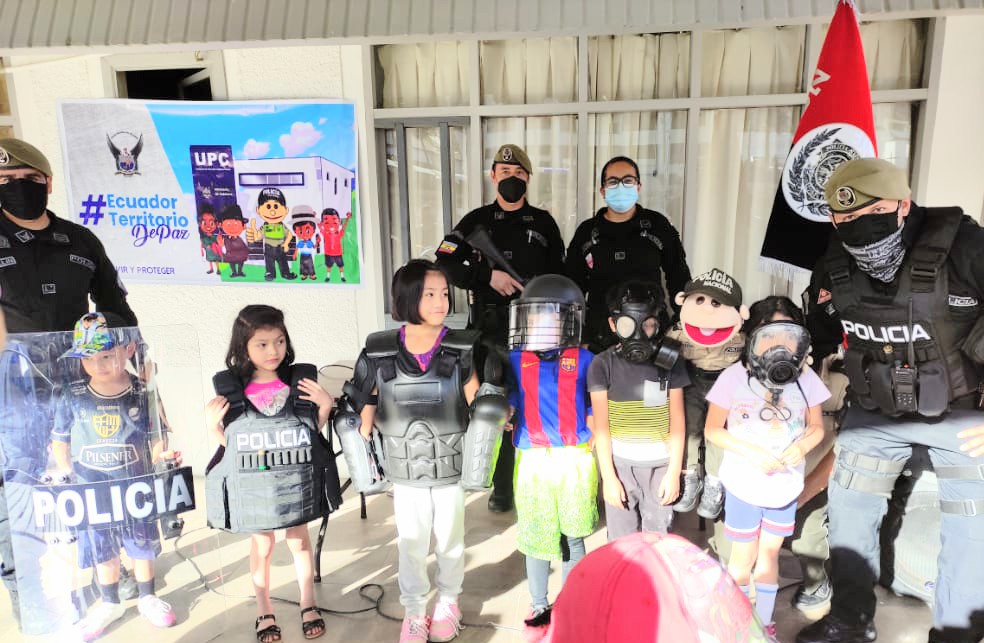 Los niños compartieron con la marioneta 'Paquito: el niño policía'.