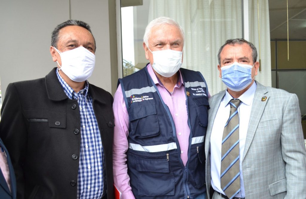 El ministro de Transporte y Obras Públicas, Hugo Marcelo Cabrera, en su cita con el secretario del Sindicato de Choferes, Oscar L. Muñoz Apolo.