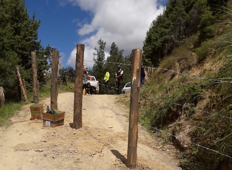 Madera y alambre de púas fueron colocados en la ruta hacia el barrio Sayo.
