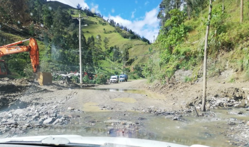Los vehículos deben transitar con sumo cuidado, ante el peligro reinante en la vía.