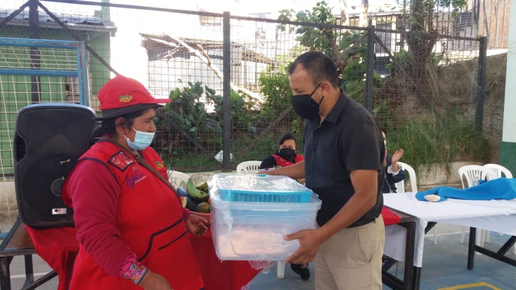 El acto de entrega de la indumentaria, recipientes, así como de los manteles, se cumplió el lunes anterior, durante el desarrollo de la feria.