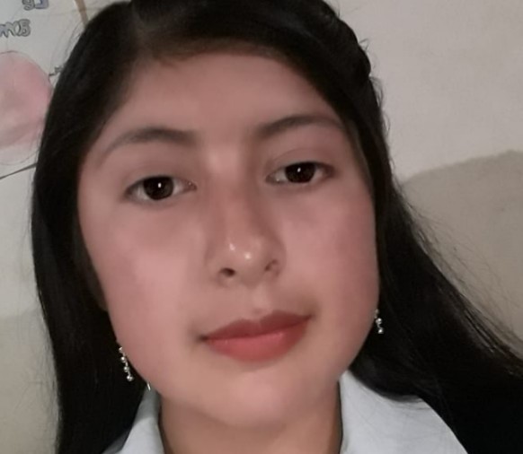 La joven es una buena estudiante y, por tanto, fue promovida a tercer año de bachillerato.