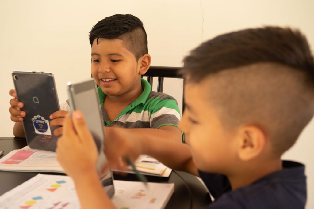 Niños y adolescentes son los beneficiarios de la entrega de los dispositivos.