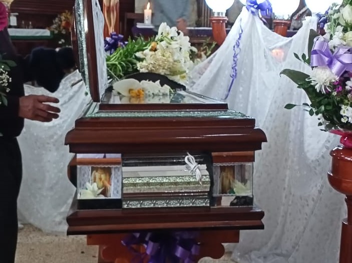 La misa de cuerpo presente se celebró en la iglesia matriz de la parroquia.