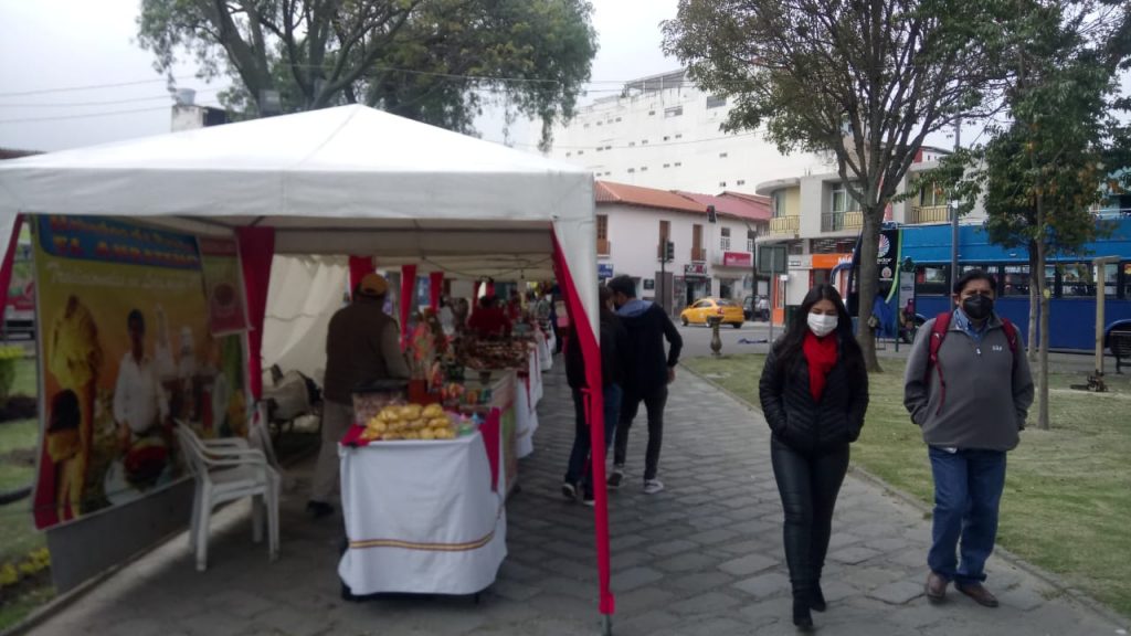 Son diversos los artículos que se expenden en el sector, en pleno centro de la urbe lojana.