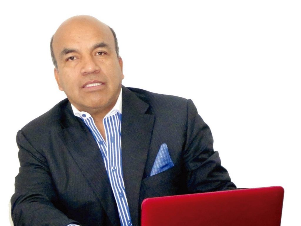 Víctor González es asesor en marketing y también cuenta con una maestría en Administración de Empresas.