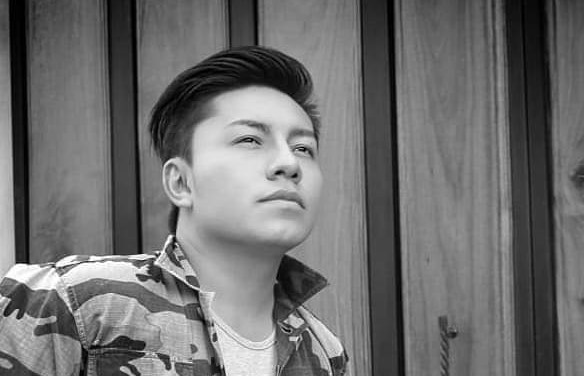 Bonnet es un cantante y compositor quiteño dedicado totalmente a la música.