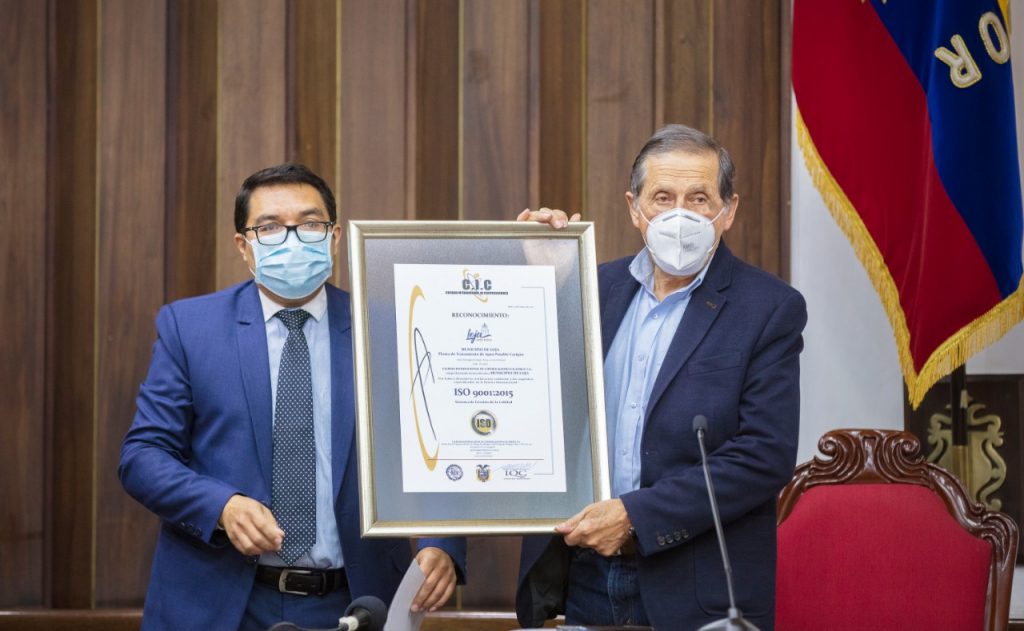 El alcalde Jorge Bailón recibe de manos de un representante de la empresa el certificado correspondiente.