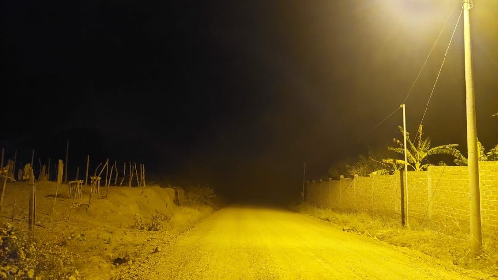 El alumbrado llega hasta unos 400 metros antes del barrio, de allí hacia más allá (al fondo de la fotografía) todo es sombra.