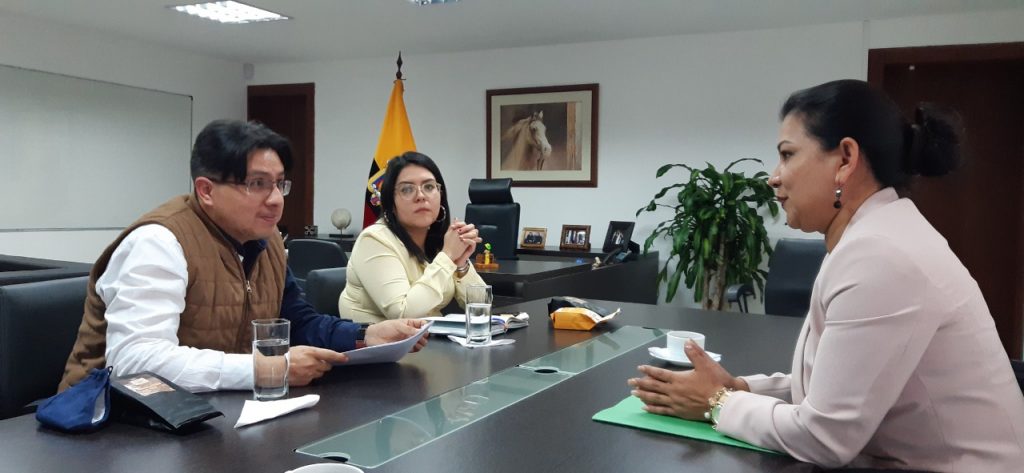 La asambleísta Isabel Enrríquez, durante una reunión reciente con funcionarios de la Senescyt.