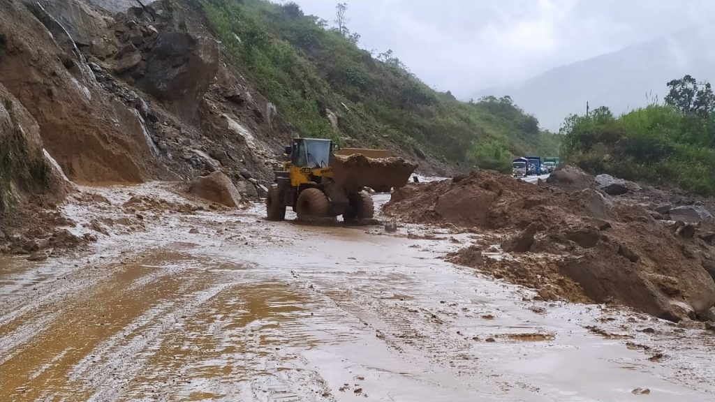 Personal y maquinaria del MTOP se encargan de la limpieza de las vías afectadas por deslaves.