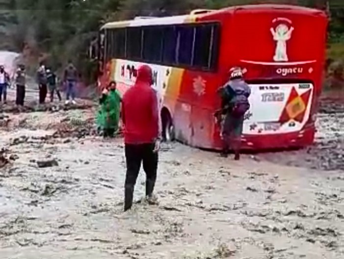 Un vehículo de servicio interparroquial quedó atrapado en el sector Chirimoyo.