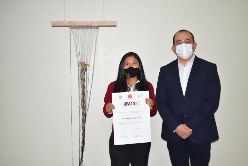 La artista Marcia Guaillas Gualán, con la obra Identidad, ganó el premio único. El reconocimiento fue entregado por el director de la CCE-L, Diego Naranjo Hidalgo.