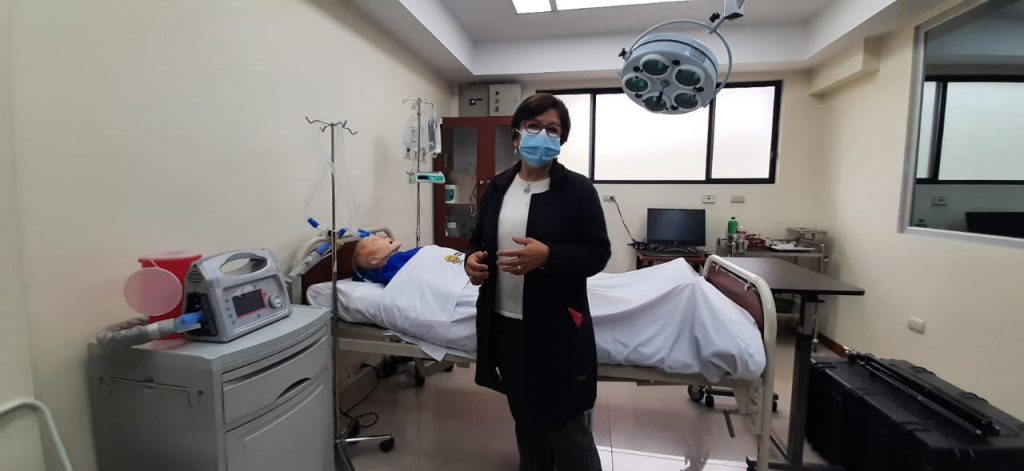 Patricia Bonilla Sierra, decana de la Facultad de Salud de la UTPL, explicó sobre el laboratorio donde estudiantes de enfermería y medicina realizan sus prácticas.