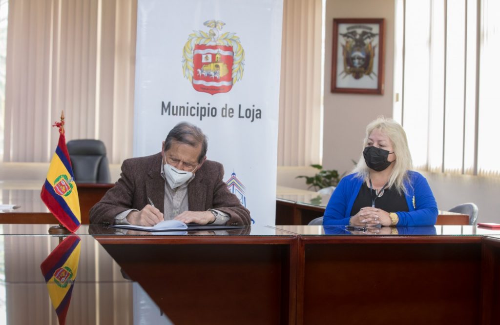 El alcalde, Jorge Bailón, y la presidenta del gremio, María del Rocío Buele, suscribieron el comodato por 50 años para la construcción del mausoleo.