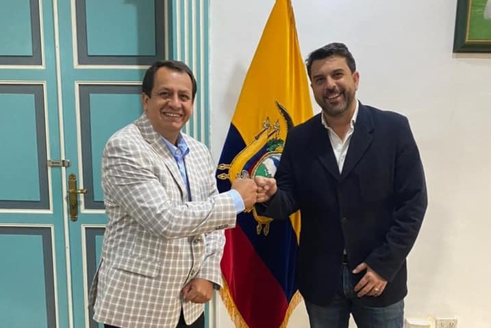 Sandro Valarezo, el miércoles último, visitó al gobernador, Mario Mancino Valdivieso, a quien lo invitó a estar presente en los actos, en EE.UU.