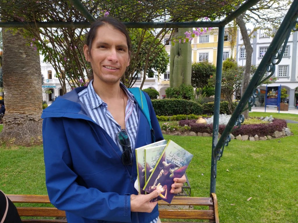 Jorge Eduardo Peñaherrera Cabezas junto a ejemplares de su obra.