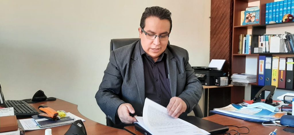 Cristian Alverca Ordóñez patrocina a las 13 profesionales de la enfermería.