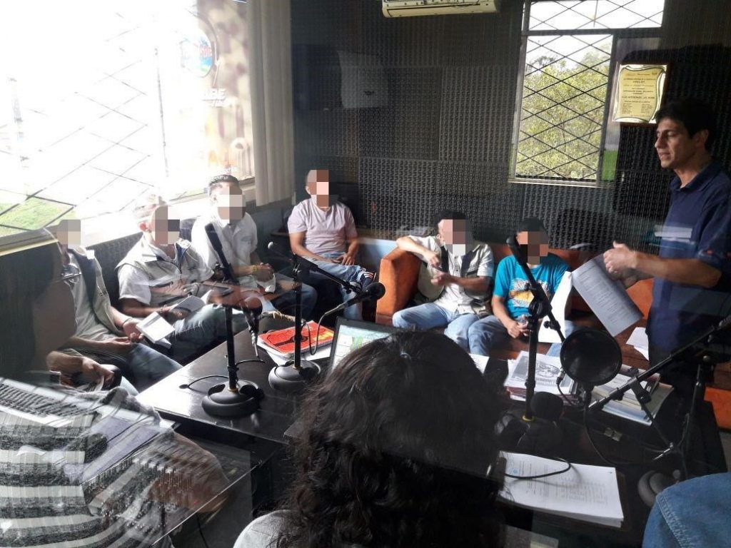 Los internos son capacitados en temas de radio antes de elaborar los programas.