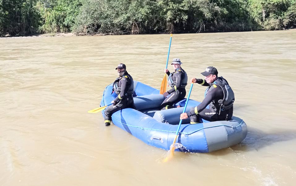 Los policías han buscado en los márgenes de ese río y dentro de él.