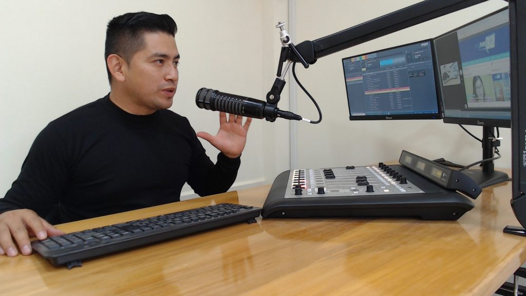Paúl Ortiz Elizalde es el gerente propietario de Café Radio.