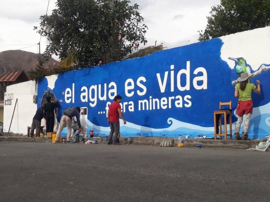 Un día les tomó a los artistas ubicar el mensaje.