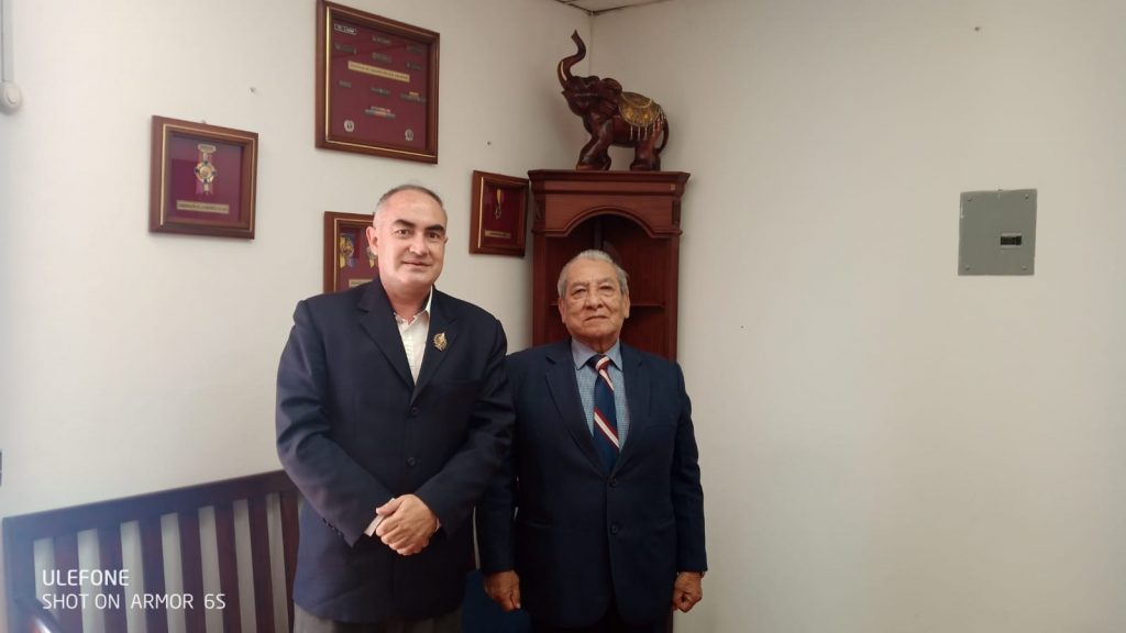 Geovanni Guzmán Cárdenas y Máximo Armijos se muestran satisfechos con la resolución del juez.