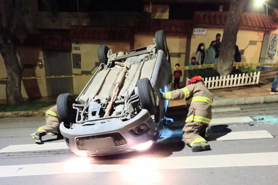 En esa posición quedó el vehículo particular, tras el impacto.