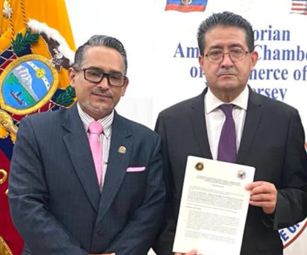 Jose Luis Silverio (izq.) y Diego Fernando Muñoz, presidentes del Colegio de Abogados de Loja y de la Cámara de Comercio de New Jersey Ecuatoriana-Americana, en su orden.