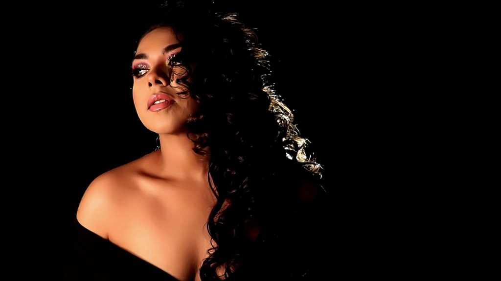 La artista presentará el tema inédito a través de las redes sociales.