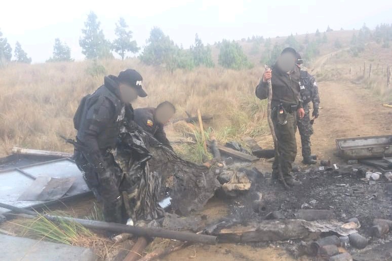 Los pertrechos de los policías que habrían sido incinerados.