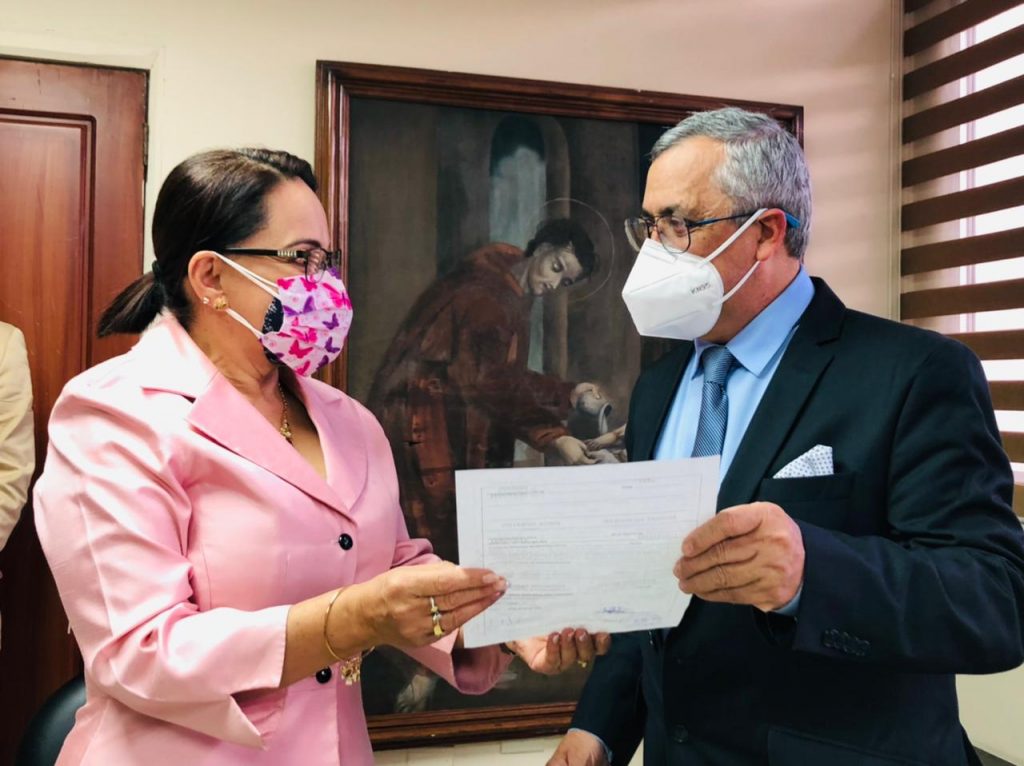 El nuevo gerente junto a la coordinadora zonal 7 de Salud.