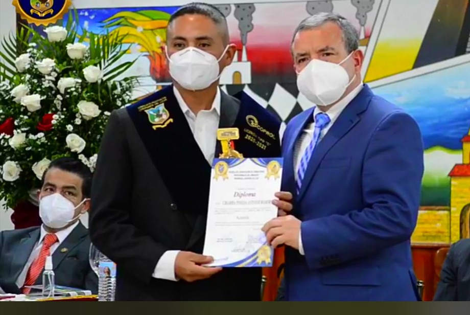 Antonio Ramiro Chamba Pineda, licencia Tipo C, recibe la presea como mejor egresado de manos del secretario de Choferes de Loja, Oscar Lenín Muñoz Apolo.